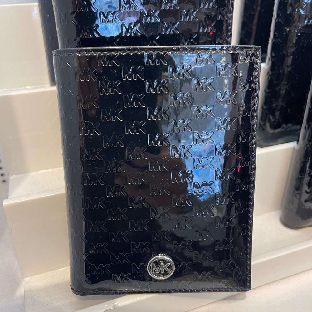 Michael Kors Jet Set Travel Md Patent Logo Debossed  Passport Case
Black 
NWT
